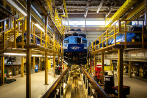 Train EXO en entretien au centre Bombardier AECOM de Montréal, maintenance ferroviaire et transport collectif