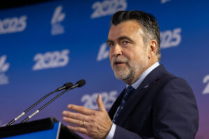 Karl Blackburn président du Conseil du patronat et candidat à la chefferie du PLQ lors d’un événement politique capté par photographe à Montréal