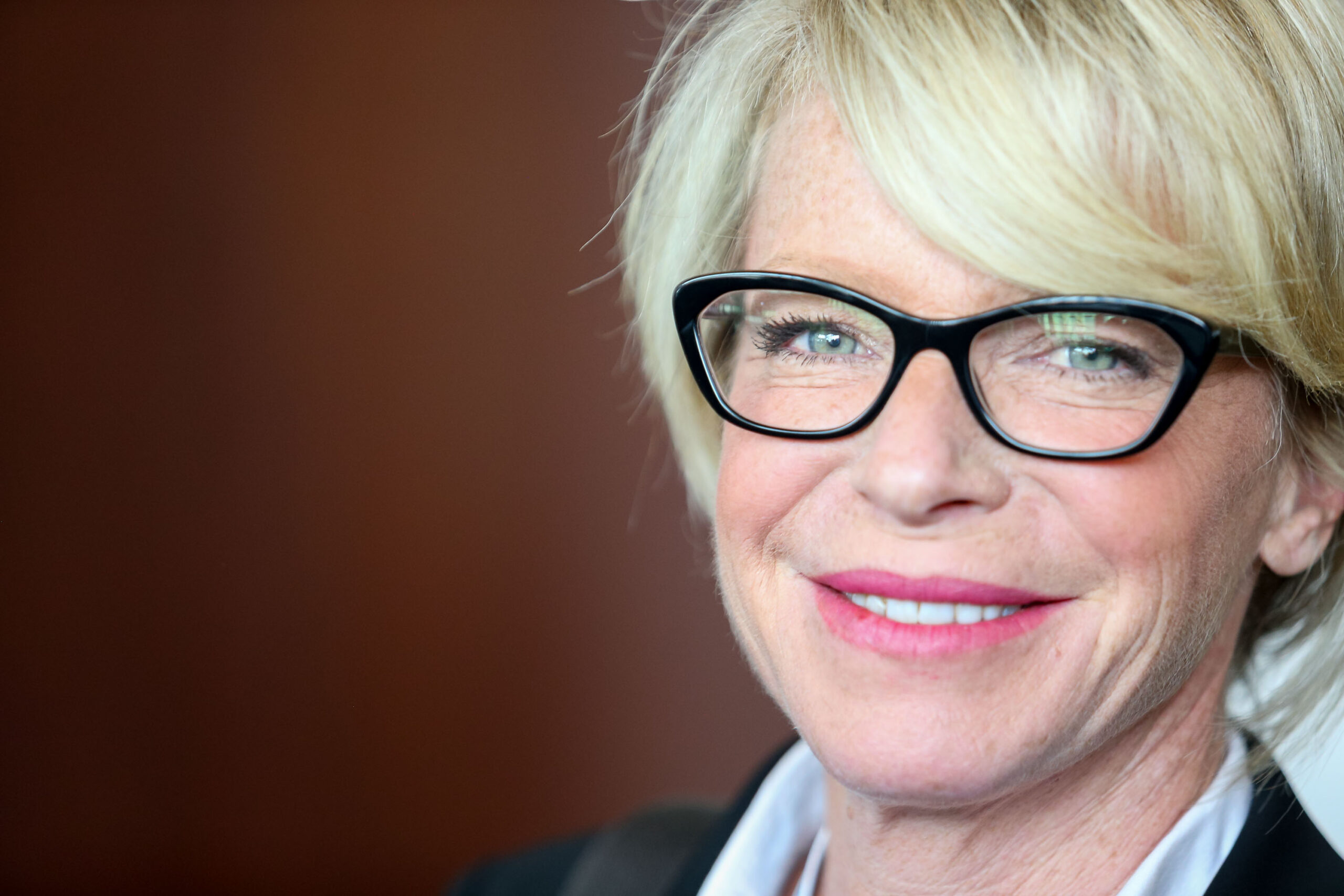 Caroline Proulx ministre de l’Habitation du Québec lors d’un événement politique captée par photographe à Montréal