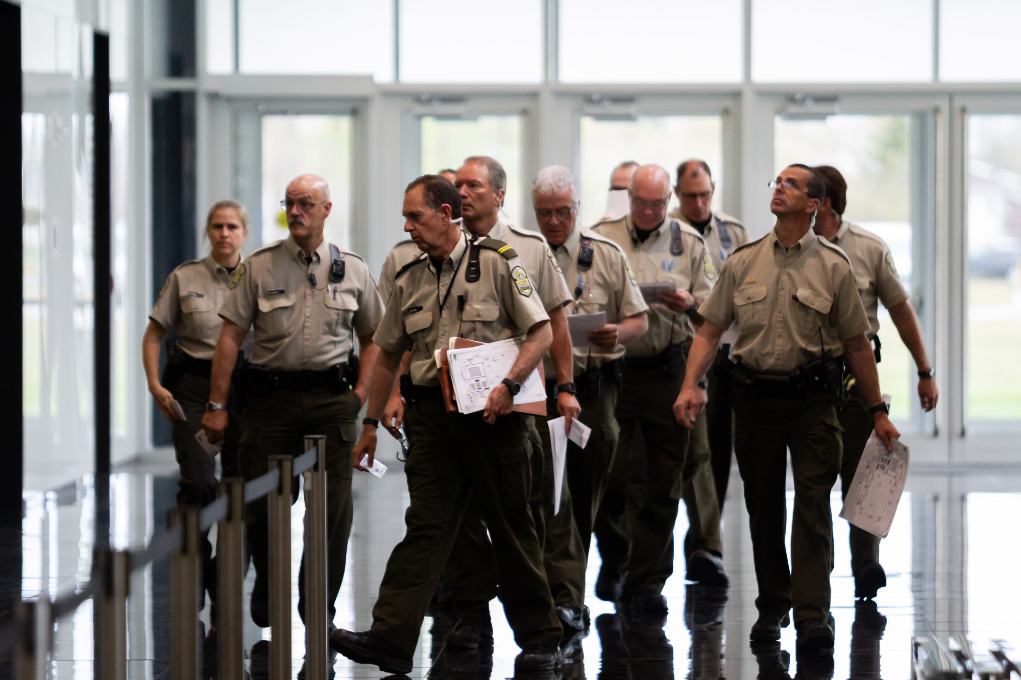 Agents de la Sûreté du Québec en opération de sécurité avant l’arrivée du premier ministre, environnement institutionnel, Québec